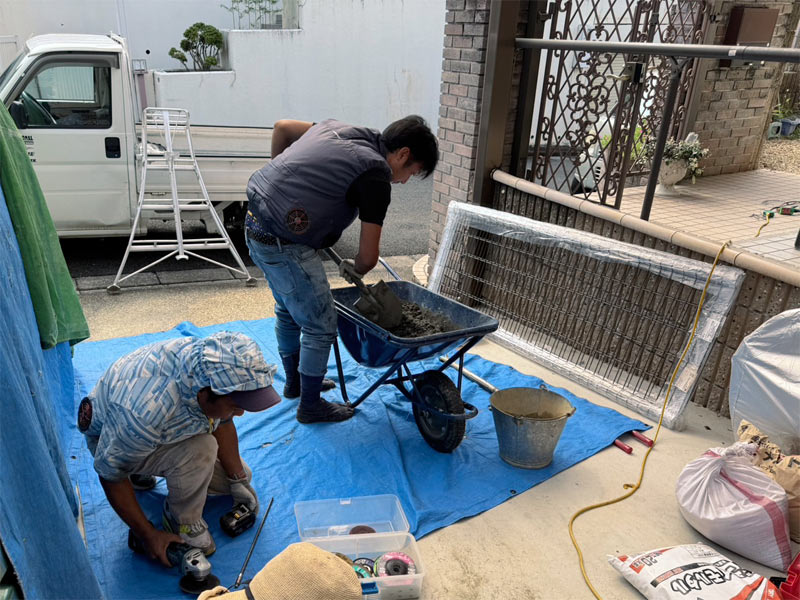 フェンスの施工中